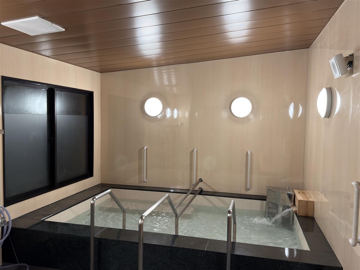 手すり完備の浴室全景