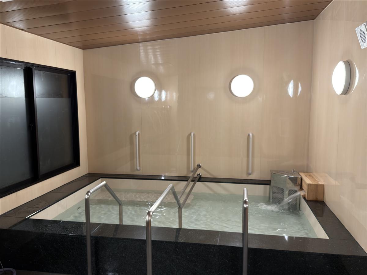 改修後の浴室全景 - 手すり完備のバリアフリー設計