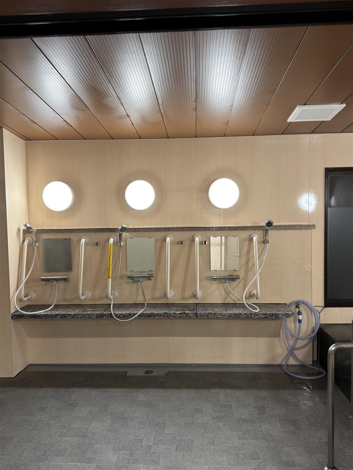 シャワーエリア - LED照明で明るく清潔