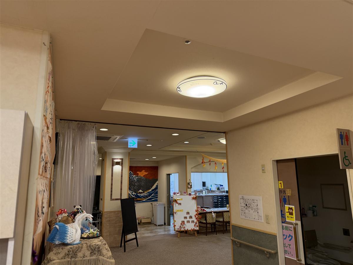 LED照明で明るいロビー・廊下