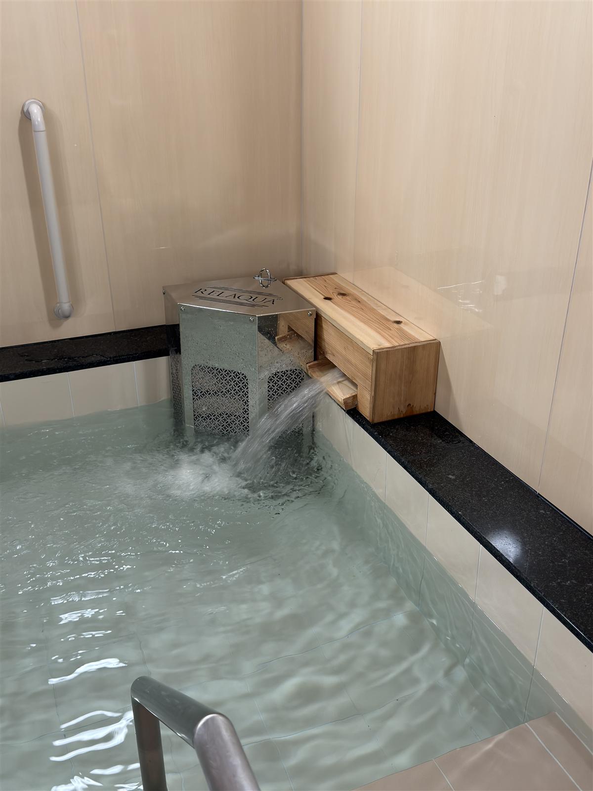 RELAQUAからお湯が注がれる様子