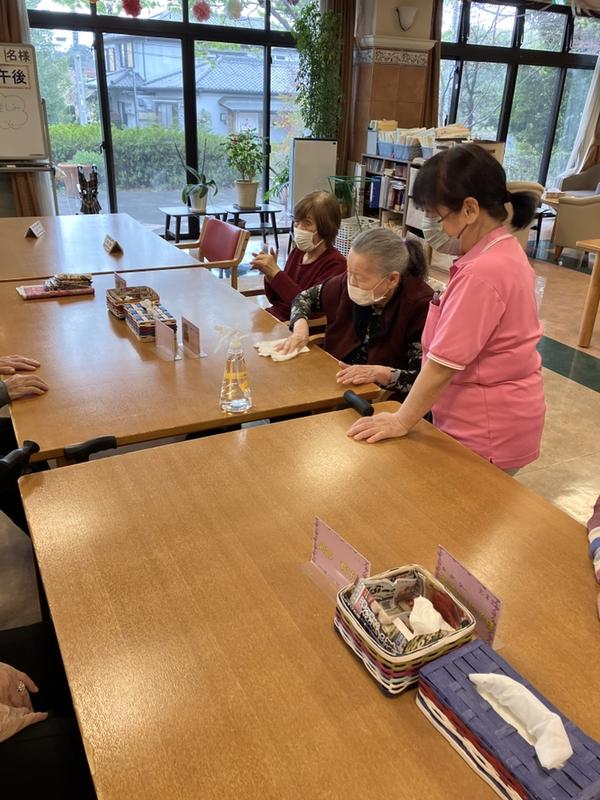スタッフがご利用者さまをケア